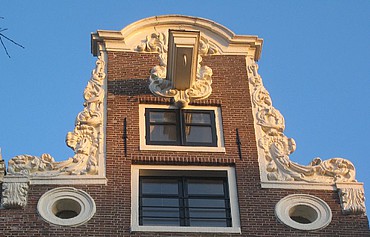 Keizersgracht 357, Halsgevel met gebogen lijstvormig fronton