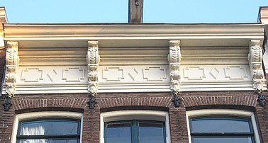 Keizersgracht 349, Rechte lijst met consoles