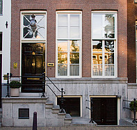 Keizersgracht 54, Voordeur met stoep