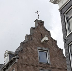 Keizersgracht 316, Topgevel met golvende trappen