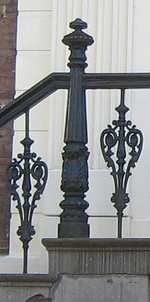 Herengracht 546 detail leuning stoep