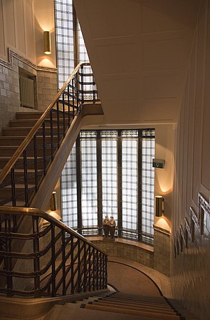 Dam 25 Trappenhuis van begane grond naar de eerste etasge