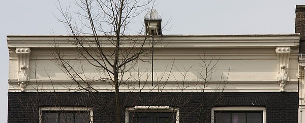 Keizersgracht 184, Rechte lijst met consoles