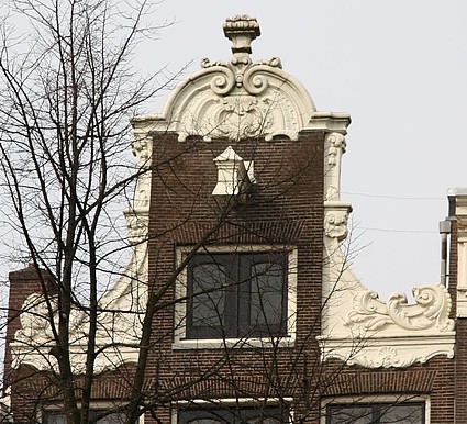 Keizersgracht 98, Halsgevel met gedeelde klauwstukken