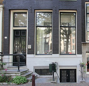 Keizersgracht 242, Ondergevel met voordeur en stoep