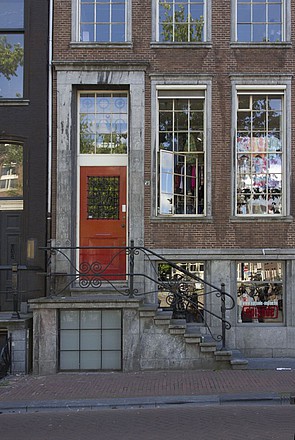 Keizersgracht 316, Voordeur met stoep en moderne omlijsting van de deur