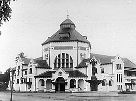 Het post- en telegraafkantoor en de Nienhuys-fontein op de Esplanade te Medan