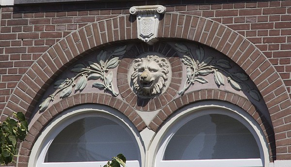 Keizersgracht 543, Boog met dierenkop boven raam