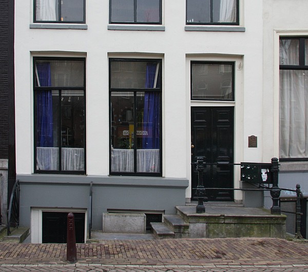 Keizersgracht 204, Ondergevel met stoep