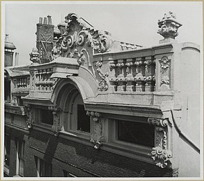 Keizersgracht 225, Geveltop met balustrade