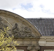 Nieuwe Herengracht 18 Fronton rechter zijde