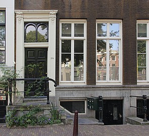 Keizersgracht 246, Ondergevel met voordeur en stoep