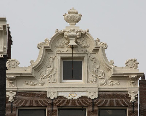 Keizersgracht 158, Verhoogde lijst met een siervaas in top