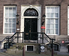 Keizersgracht 121, Voordeur met stoep