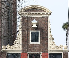 Keizersgracht 62, Halsgevel met siervazen