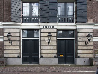 Keizersgracht 493, Ondergevel pakhuis Indië met de poorten