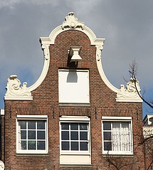 Keizersgracht 561, Klokgevel