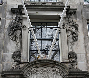 Herengracht 475, Venster boven de deur