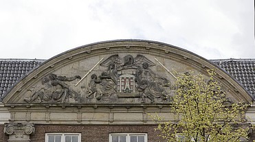 Nieuwe Herengracht 18 fronton