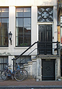 Keizersgracht 327, Voordeur met stoep