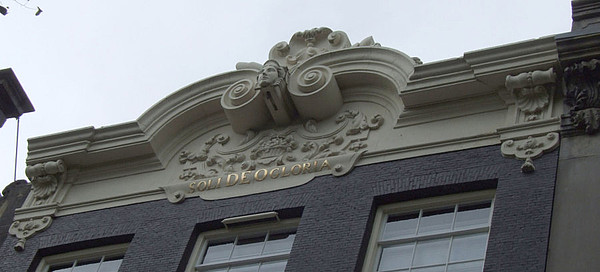 Herengracht 166, verhoogde lijstgevel