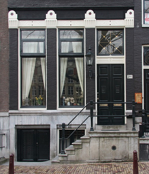 Keizersgracht 208, Ondergevel met stoep