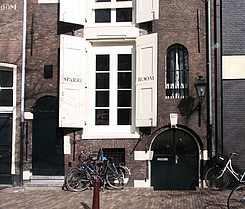 Keizersgracht 487, Onderzijde gevel met de voordeur