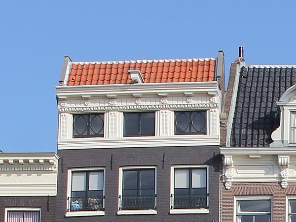 Keizersgracht 231, Rijk gesneden rechte lijst