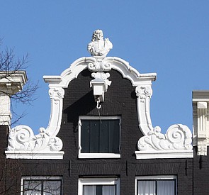 Keizersgracht 247, Klokgevel, bekroond door een borstbeeld