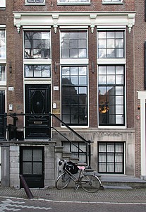 Keizersgracht 563, Voordeur met stoep