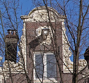 Keizersgracht 355, Halsgevel met gebogen lijstvormig fronton