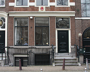 Keizersgracht 104, Voordeur met stoep en midden boven de gevelsteen