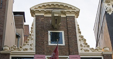 Keizersgracht 62, Halsgevel met siervazen