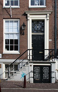 Keizersgracht 529, Voordeur met stoep