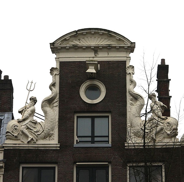 Herengracht 510, Twee tritons op dolfijnen met drietanden