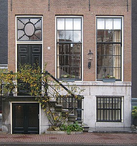 Keizersgracht 255, Voordeur met stoep