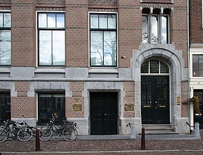 Keizersgracht 473, Onderzijde gevel met voordeur