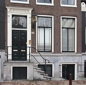 Keizersgracht 208, Omlijste voordeur met stoep