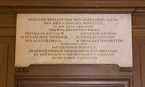 Roetersstraat 2 eerste steen, zit in het trappenhuis