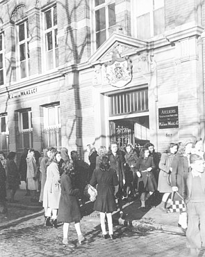 Naaisters voor Ateliers M.J. van de Waal & Co., achterzijde aan de Prinsengracht 607, maart 1948. Foto Ben van Meerendonk / AHF, collectie IISG, Amsterdam.