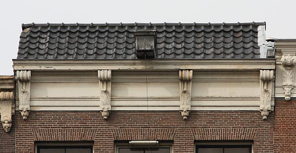 Keizersgracht 132, Rechte lijst met consoles