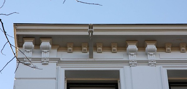 Keizersgracht 382, Detail van de dakrand