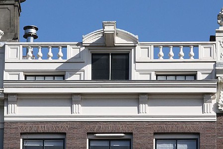 Keizersgracht 223, Rechte lijst met balustrade