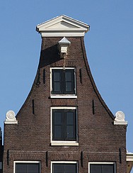 Keizersgracht 419, ingezwenkte halsgevel