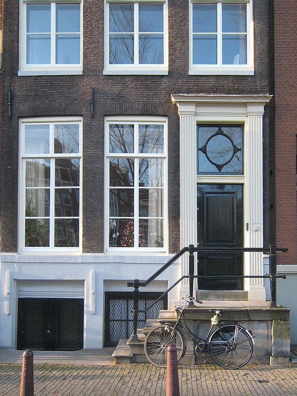 Singel 124, Stoep met voordeur