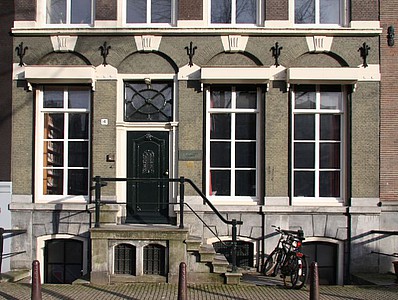 Keizersgracht 141, Ondergevel, voordeur met stoep