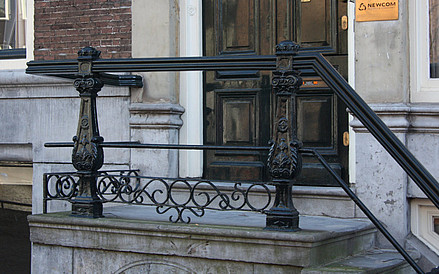 Herengracht 564, balusters op de stoep