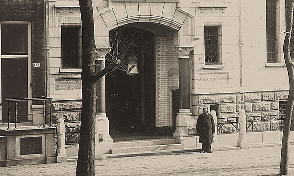 Herengracht 179 in 1903, er staat een agent voor de deur