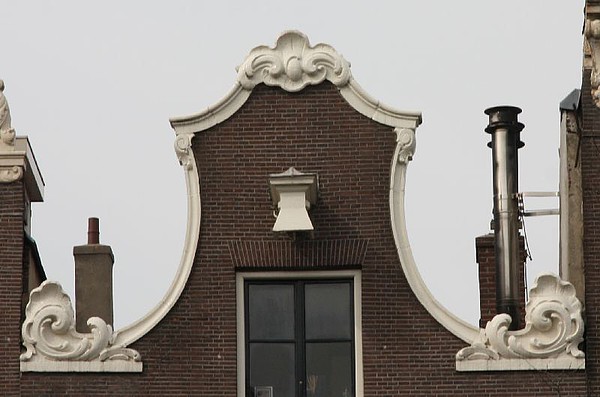 Keizersgracht 136, Klokgevel