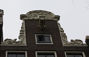 Keizersgracht 208, Halsgevel van onderen gezien